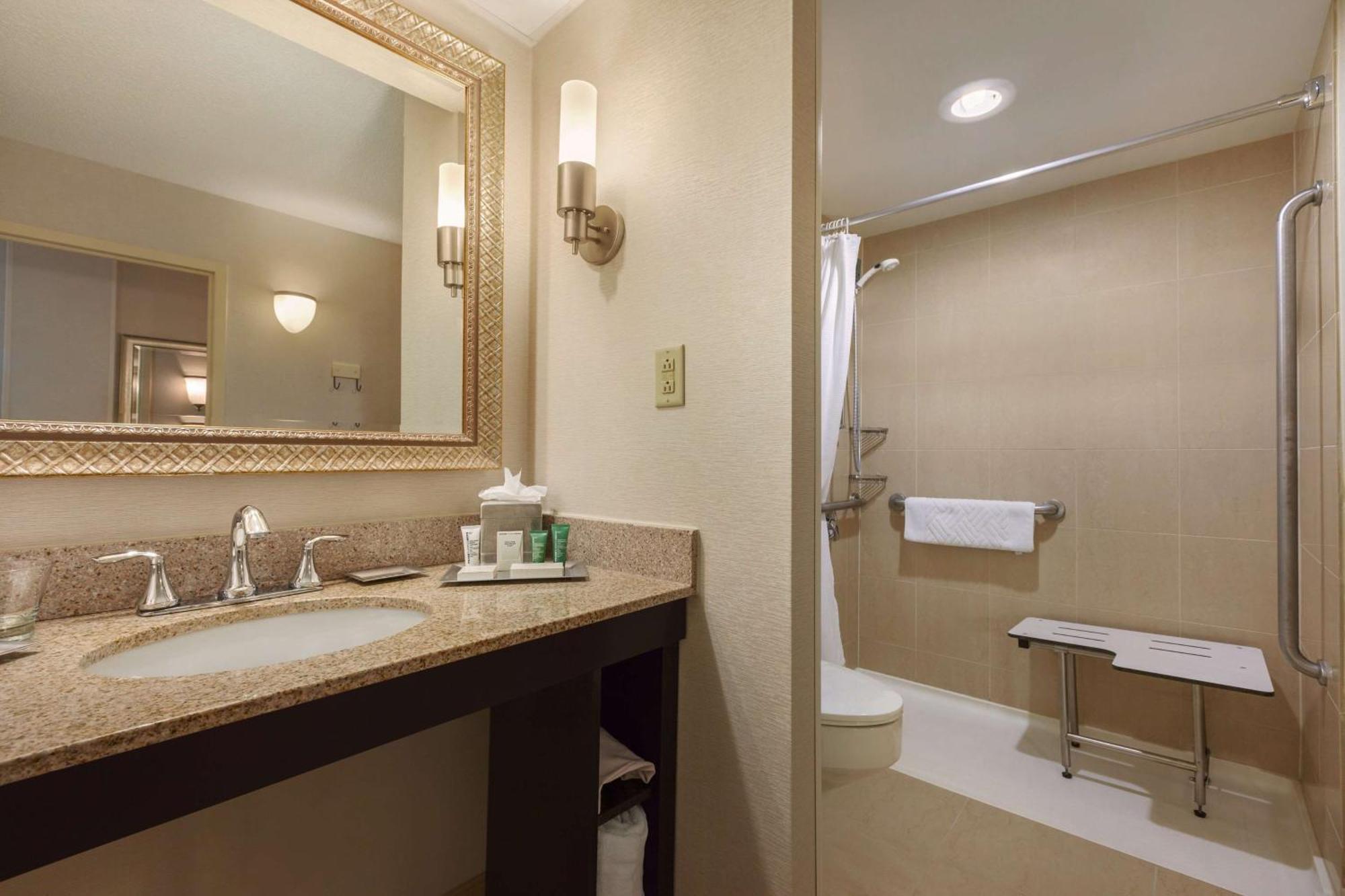 Hilton Fort Wayne At The Grand Wayne Convention Center (Adults Only) Exterior foto